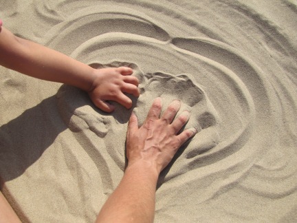 Syrine et papa jouent dans le sable
