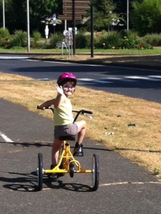 Syrine pédale sur son vélo jaune